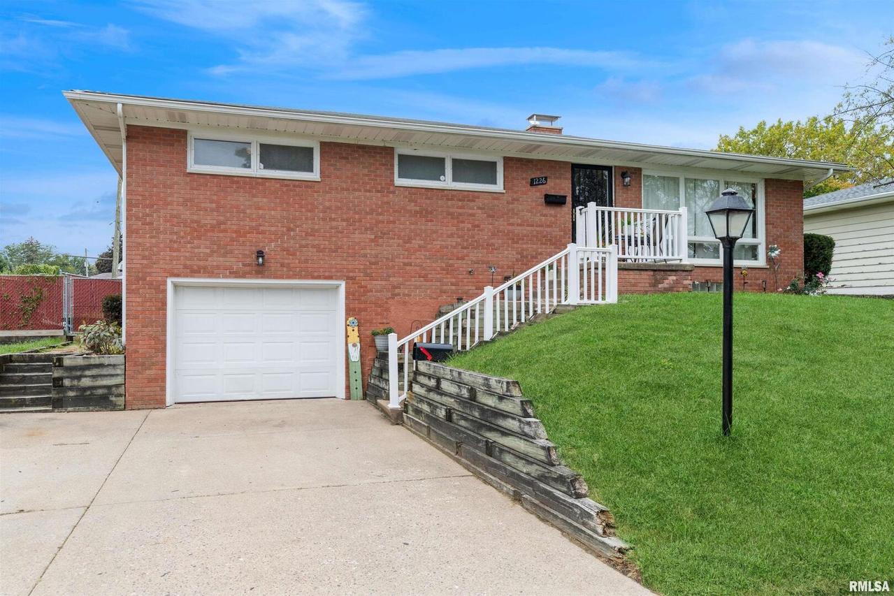 1226 Hilltop Dr., Milan, IL 61264