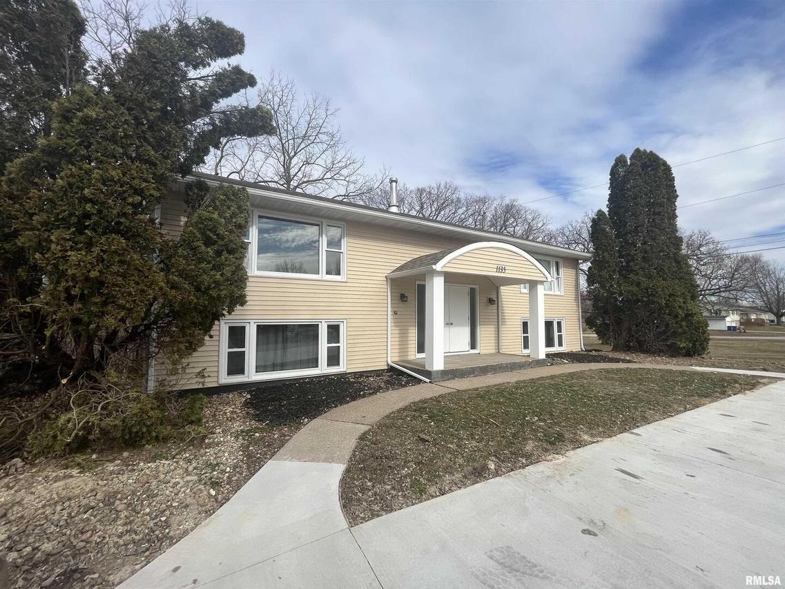 1135 8th Ave., Silvis, IL 61282