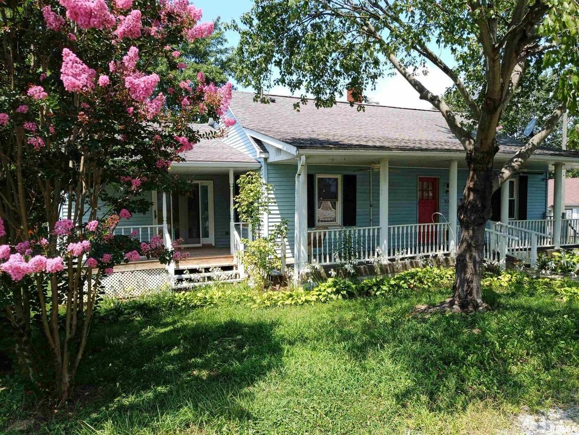 825 3rd St., Rosiclare, IL 62982