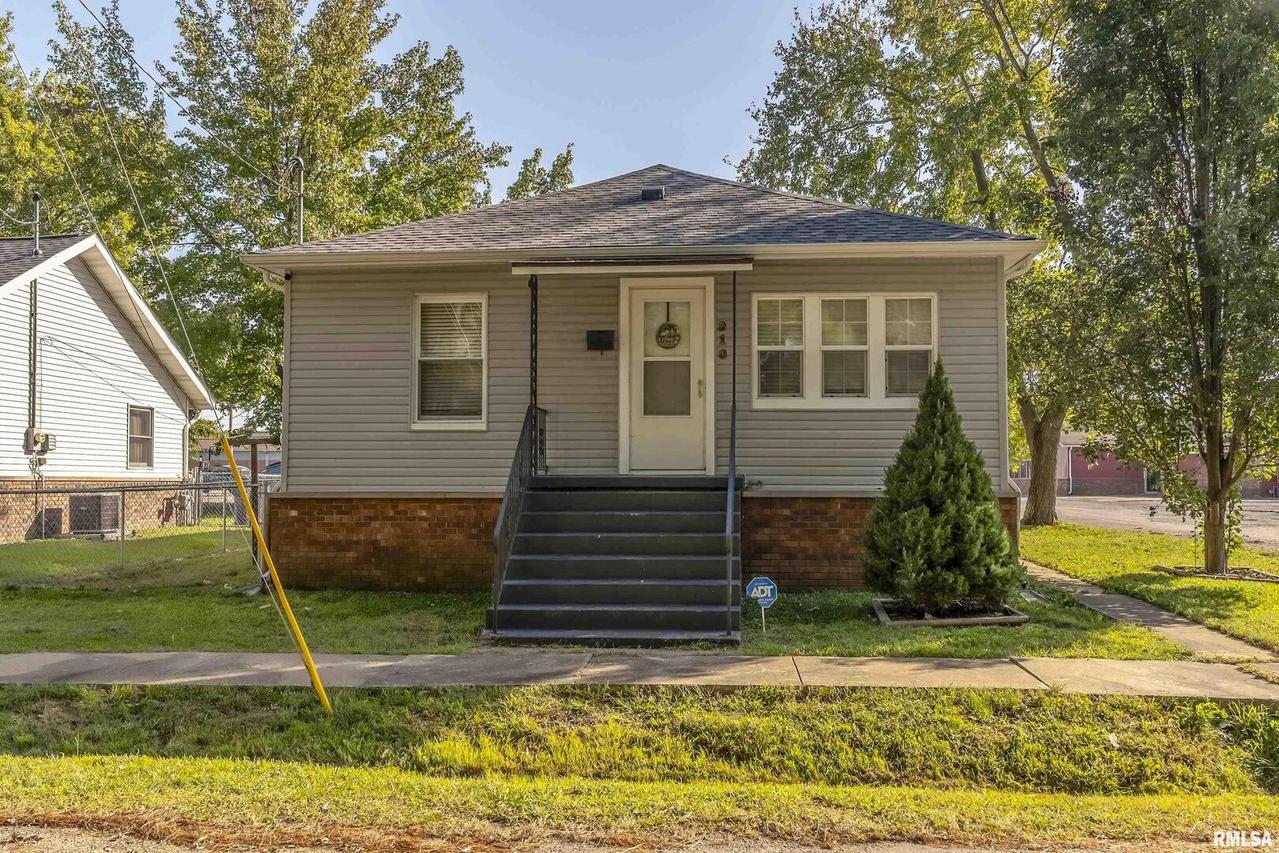 910 W Poplar St., West Frankfort, IL