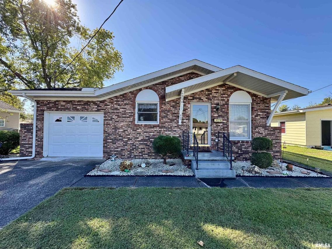 803 W Broadway Blvd., Johnston City, IL 62951