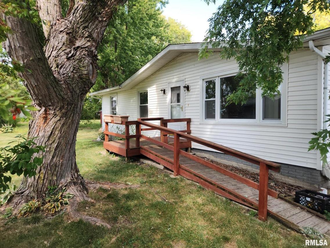 136 W 5th Ave., Woodhull, IL 61490