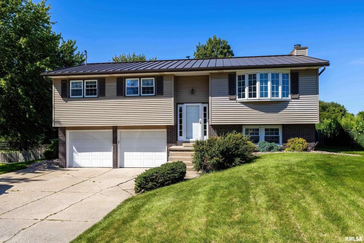 878 Oakwood Cir., Coal Valley, IL 61240