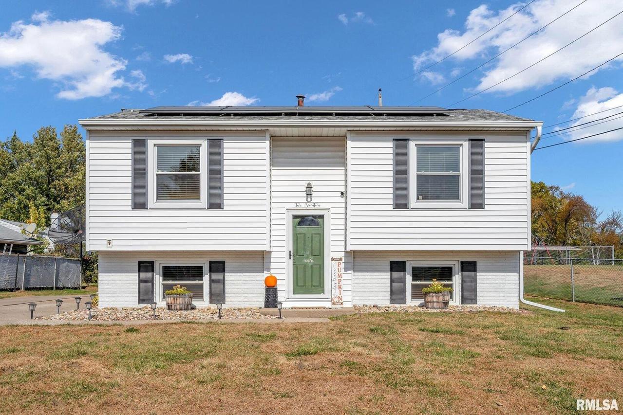 217 17th Ave., Milan, IL 61264