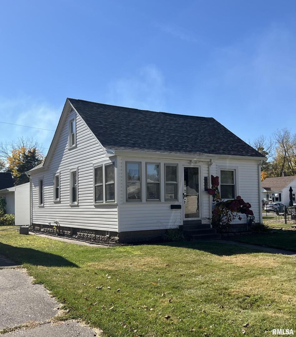 806 22nd Ave., East Moline, IL 61244