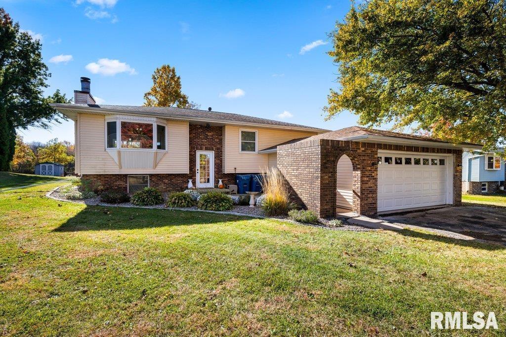 712 Fairfield Rd., Port Byron, IL 61275