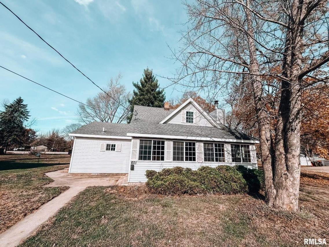 601 Robert St., Henry, IL 61537