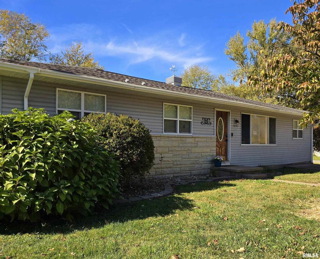 1221 N 7th St., Herrin, IL 62948