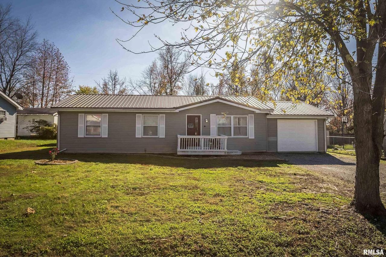 905 W Perrine St., Johnston City, IL 62951