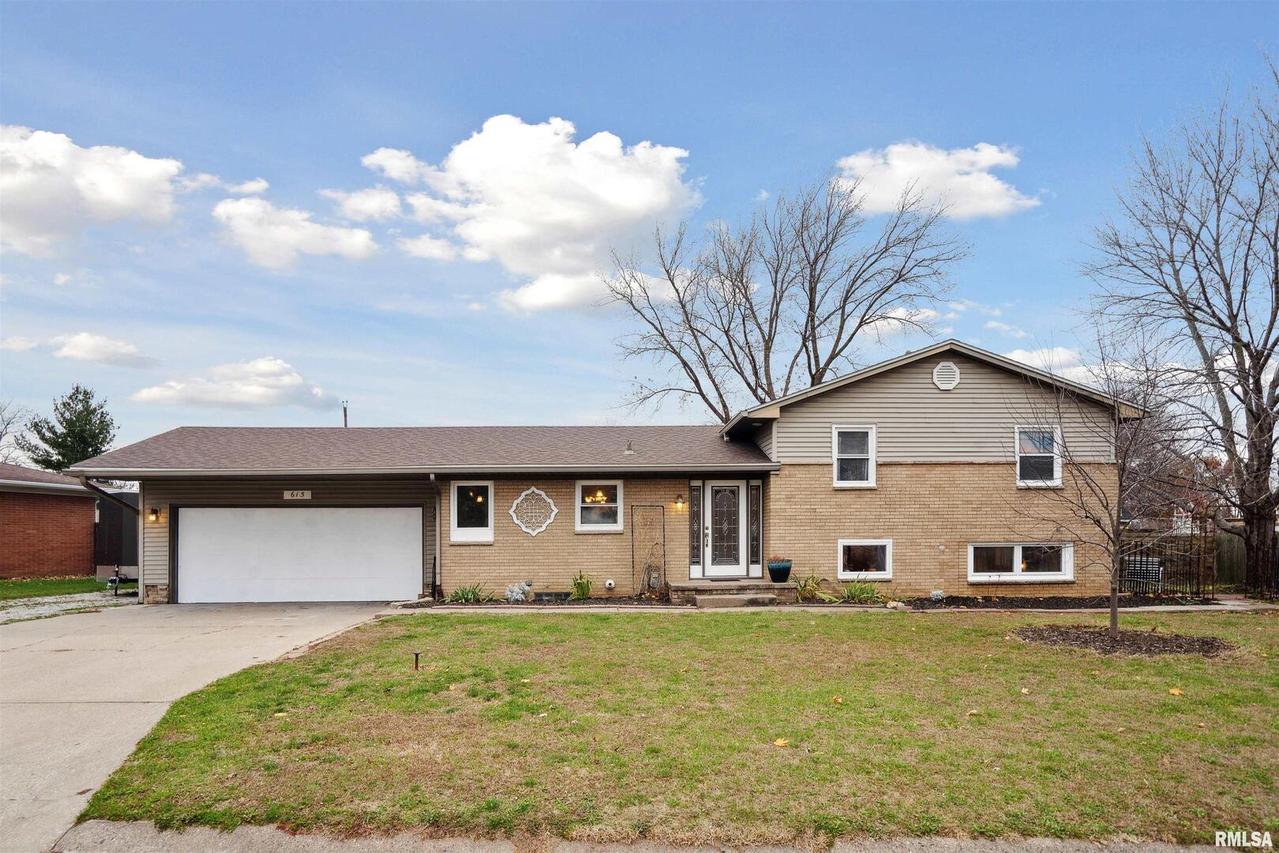 615 5th Avenue Dr., Andalusia, IL 61232