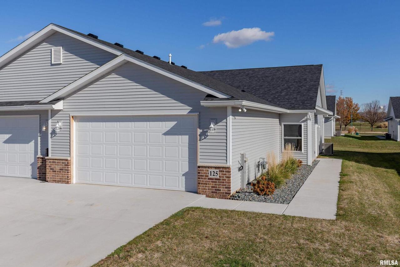 125 Beacon Harbor Cir., East Moline, IL 61244