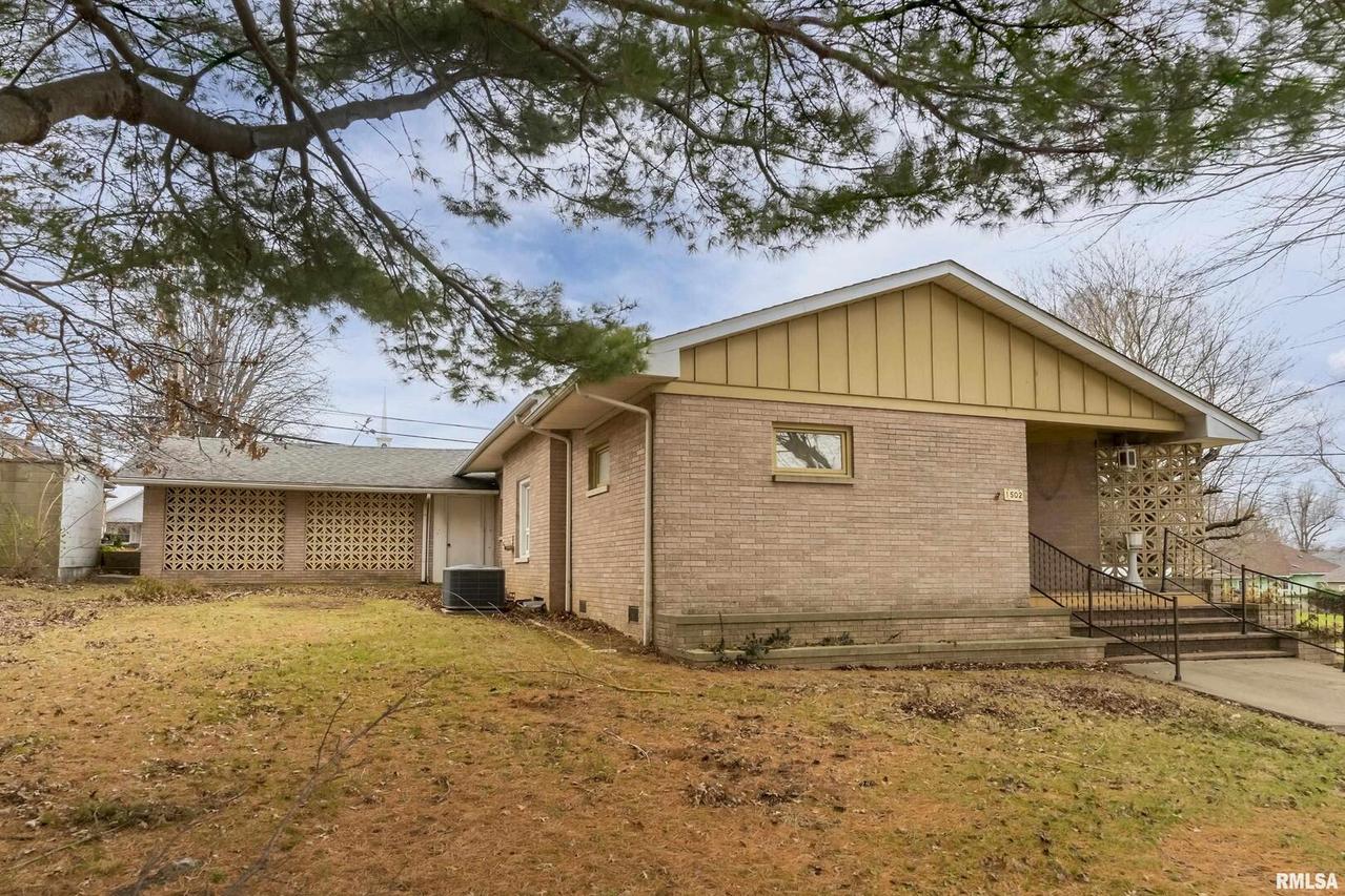 1502 E Main St., West Frankfort, IL 62896