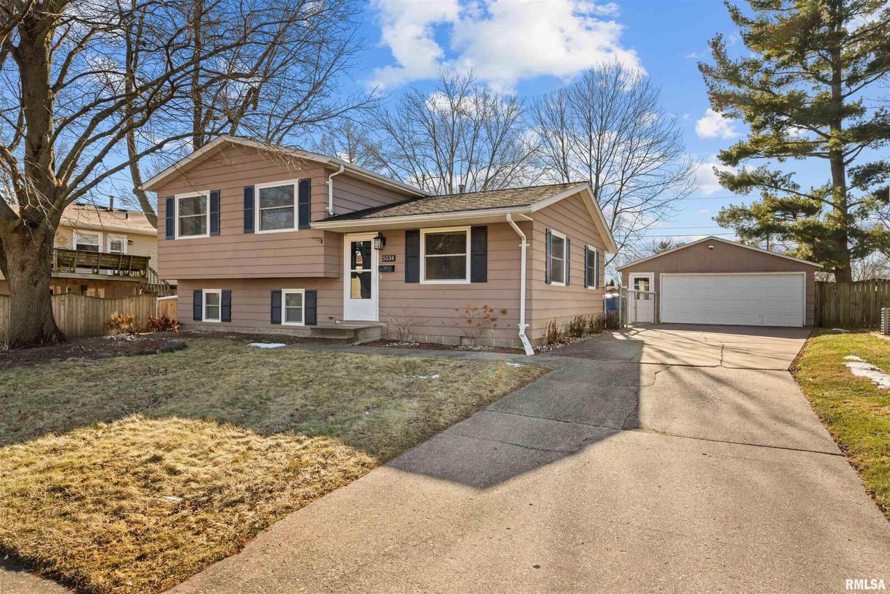 5534 31st Avenue Ct., Moline, IL 61265