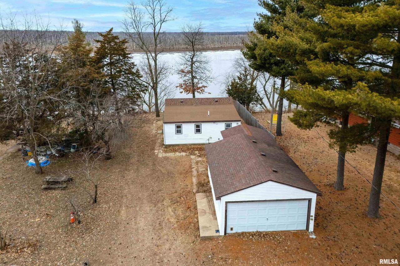 706 Oak St., New Boston, IL 61272