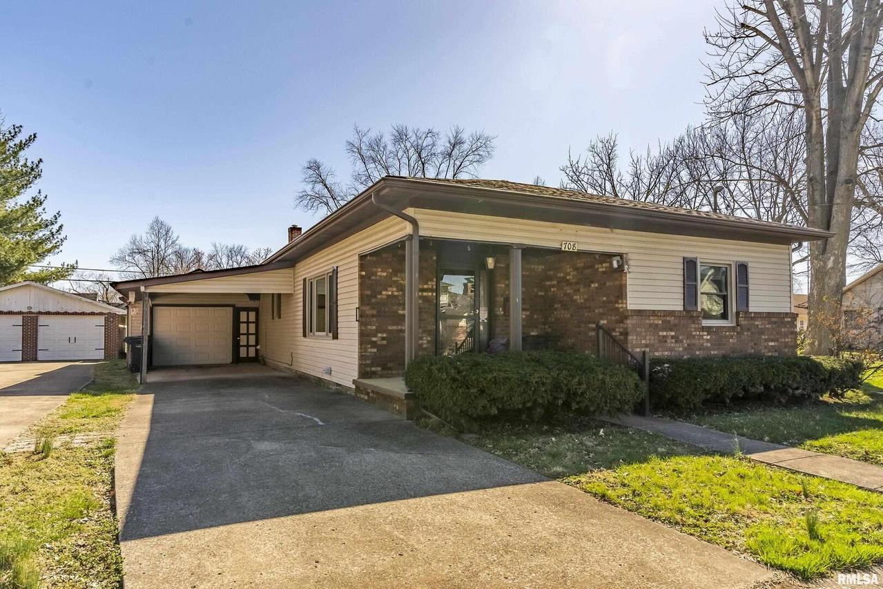 708 E Oak St., West Frankfort, IL 62896