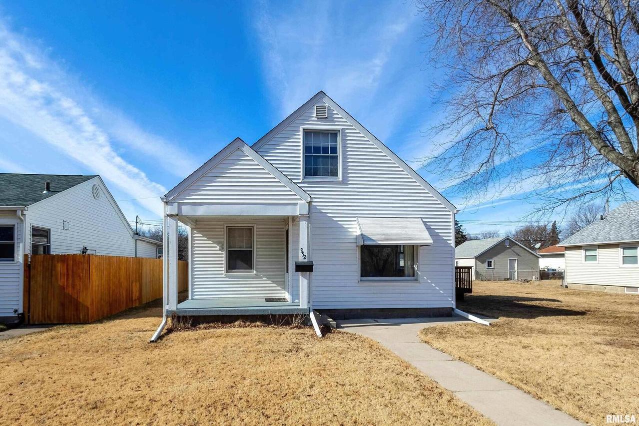 2521 33rd St., Moline, IL 61265