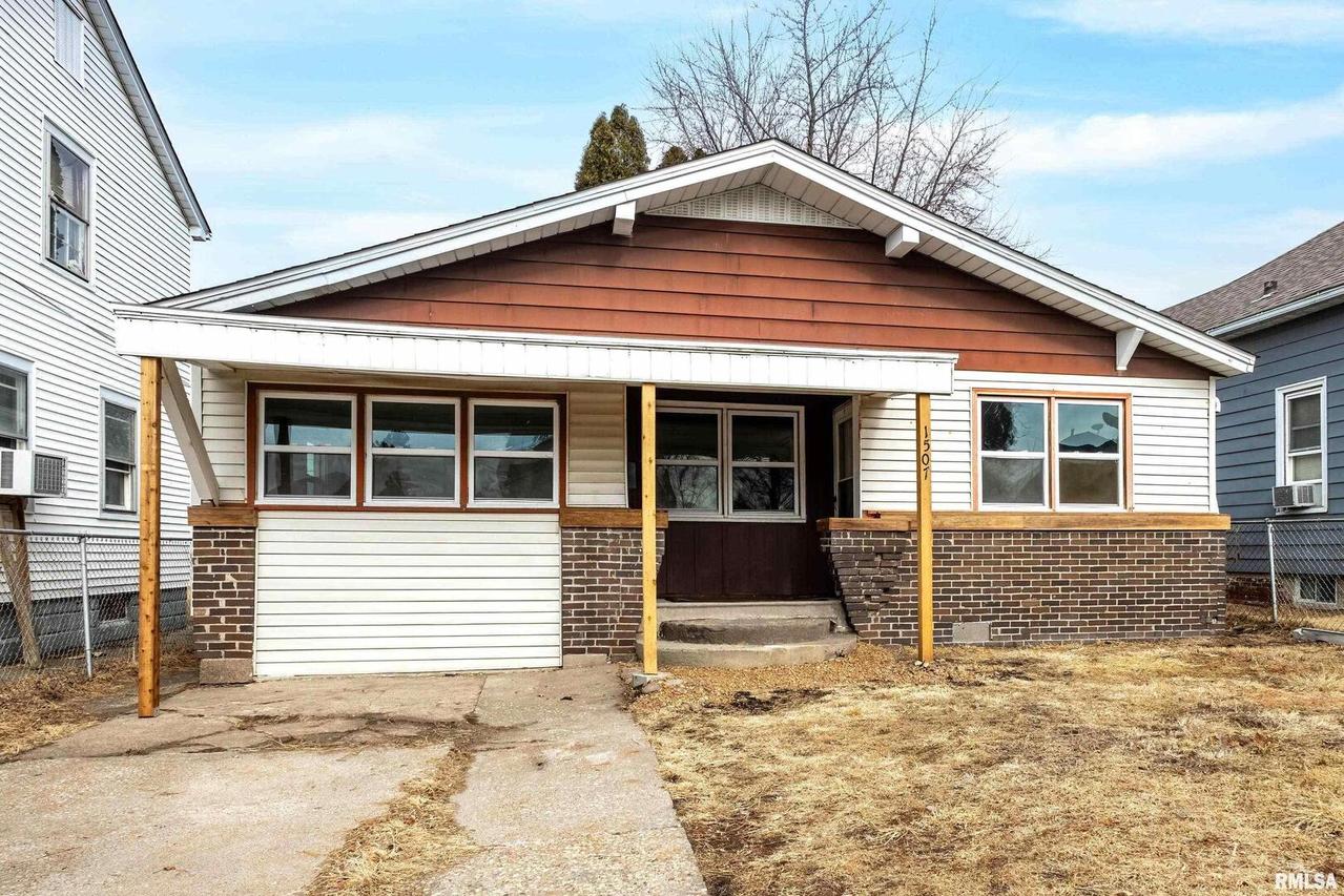 1507 10th Ave., East Moline, IL 61244