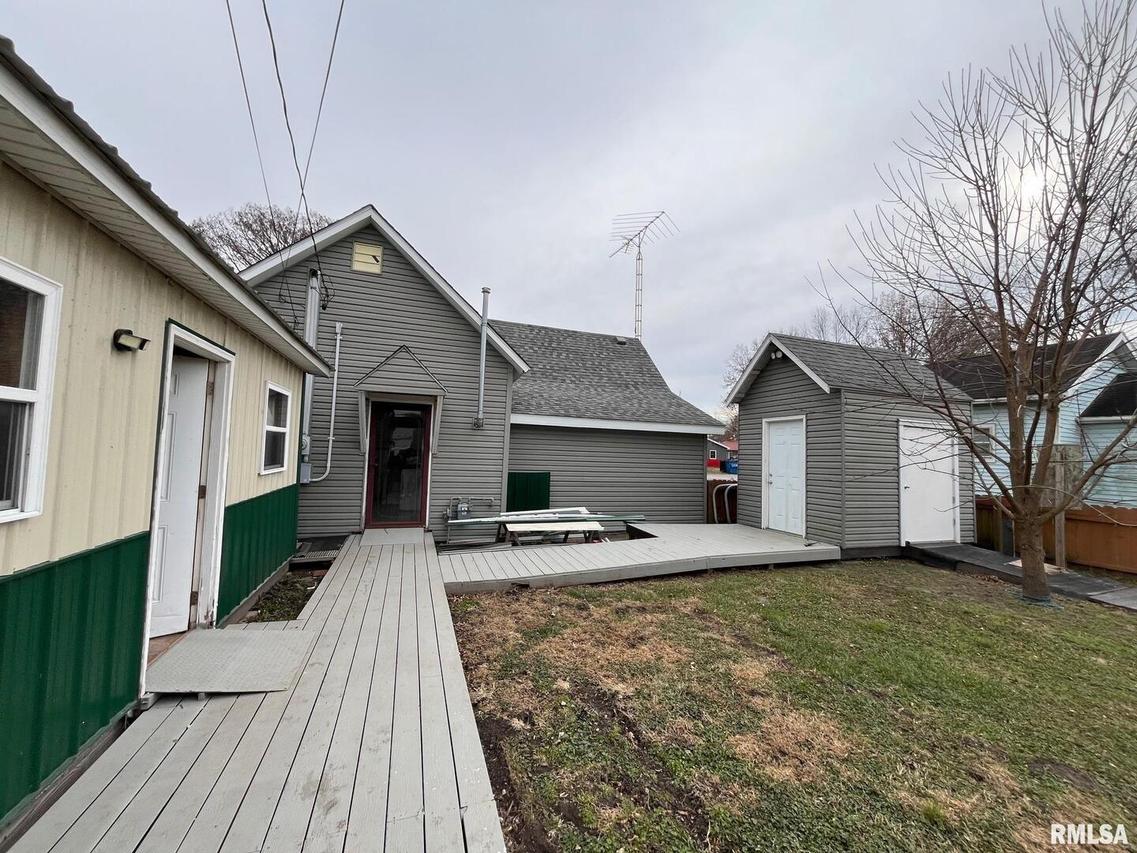 109 S 5th St., Elkville, IL 62932