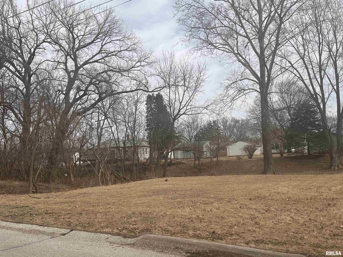 2316 7 1/2 St., East Moline, IL 61244