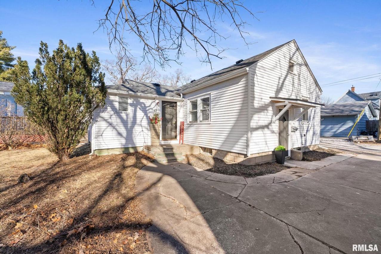 1806 32nd St., Moline, IL 61265