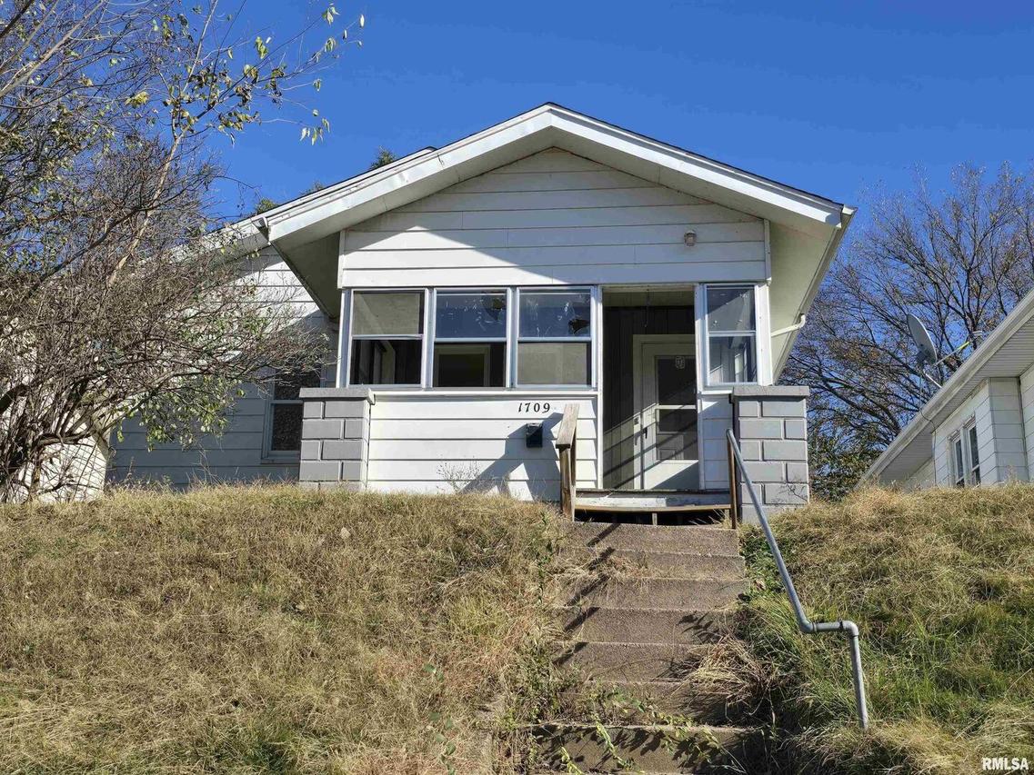 1709 5th St., Rock Island, IL 61201