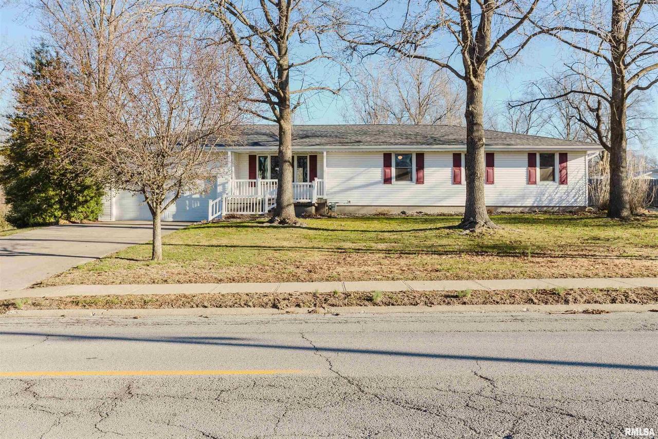 210 W 12th St., Johnston City, IL 62951