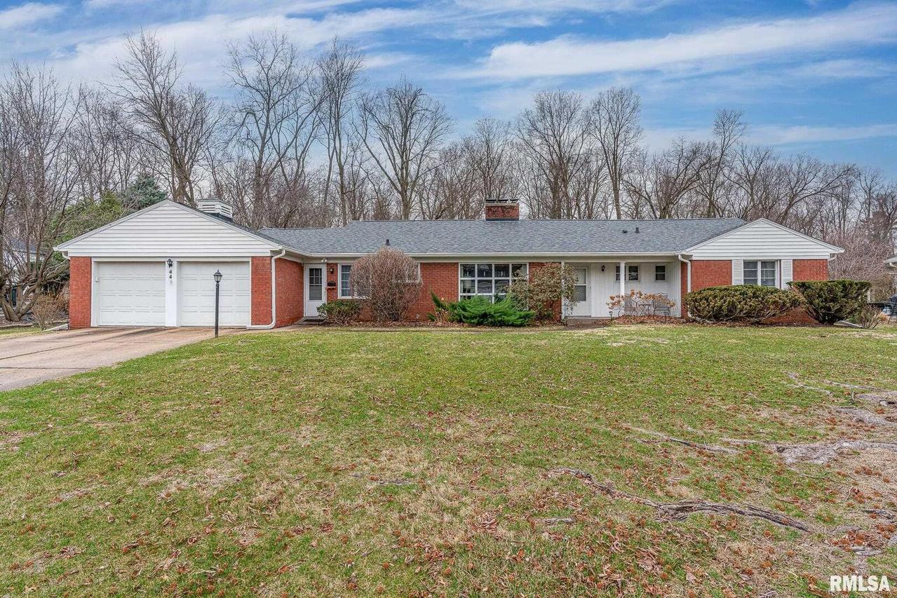 44 Woodley Rd., Rock Island, IL 61201