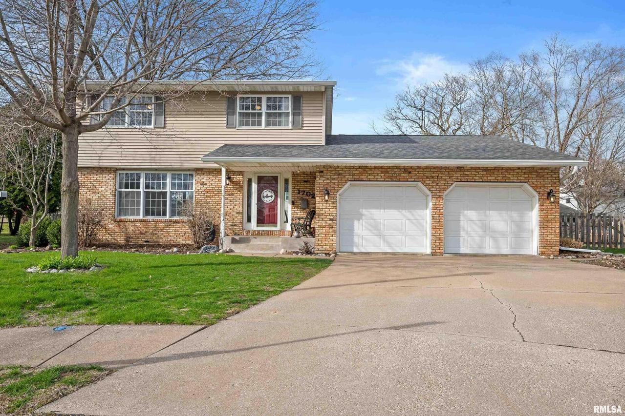 1702 54th Street Ct., Moline, IL 61265