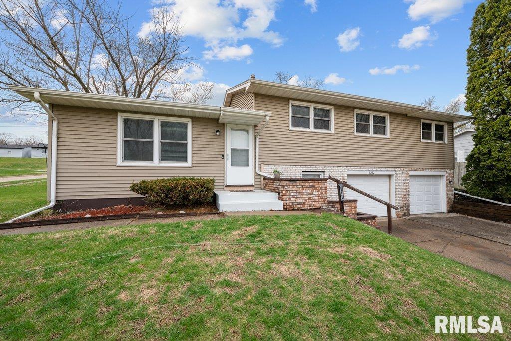 8222 W 9th St., Rock Island, IL 61201