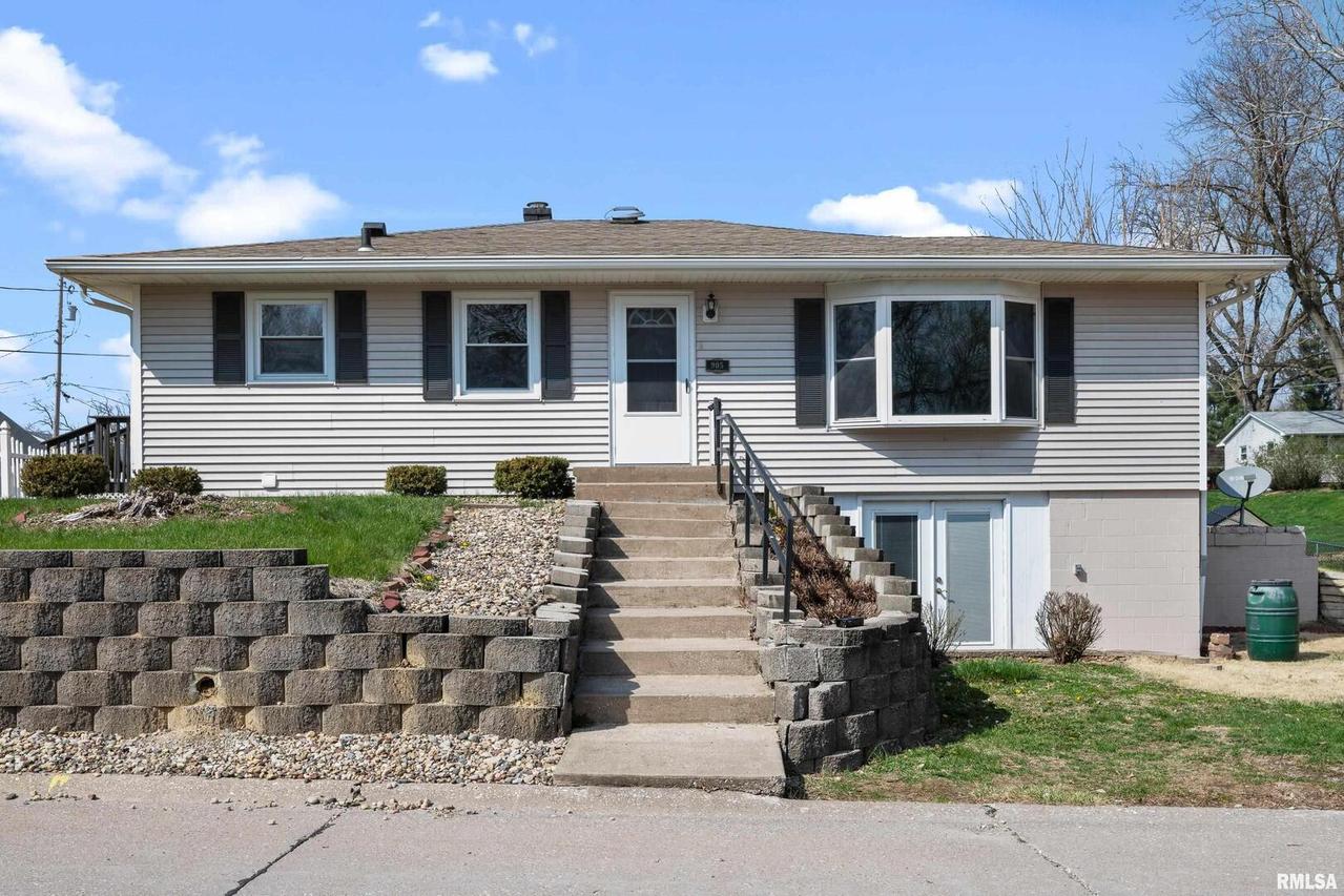 905 33rd Ave., Moline, IL 61265