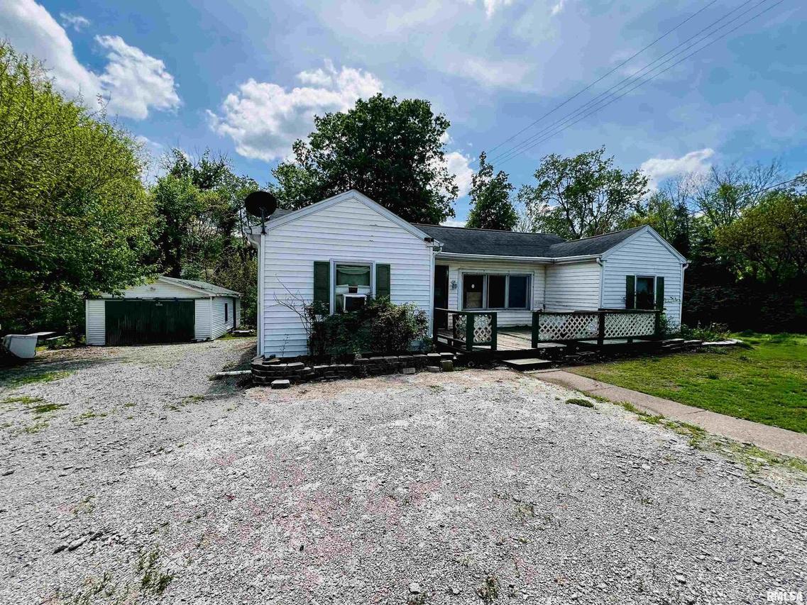 57 W 3rd St., New Burnside, IL 62967