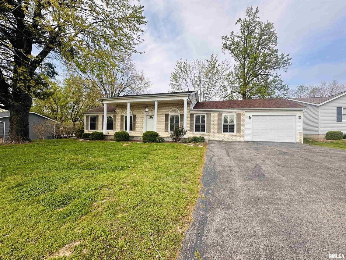 205 Evergreen Dr., Anna, IL 62906