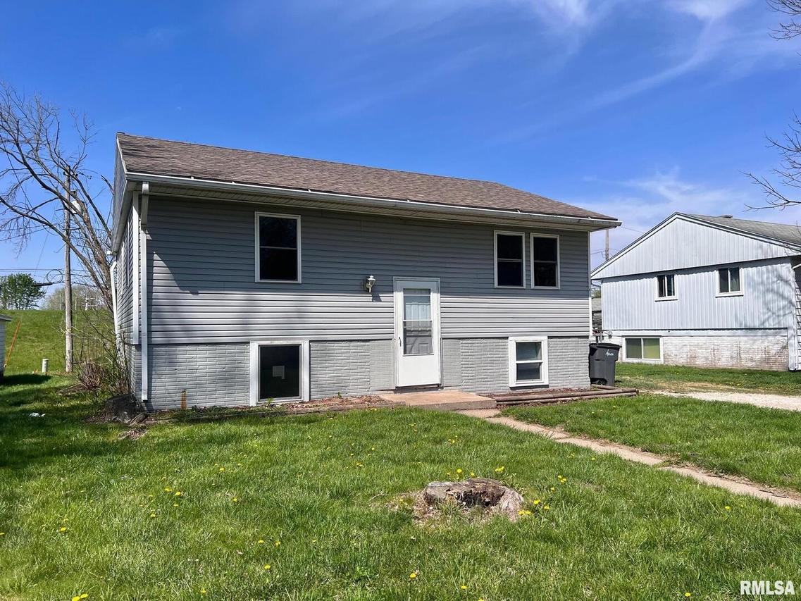 320 E 8th St., Milan, IL 61264