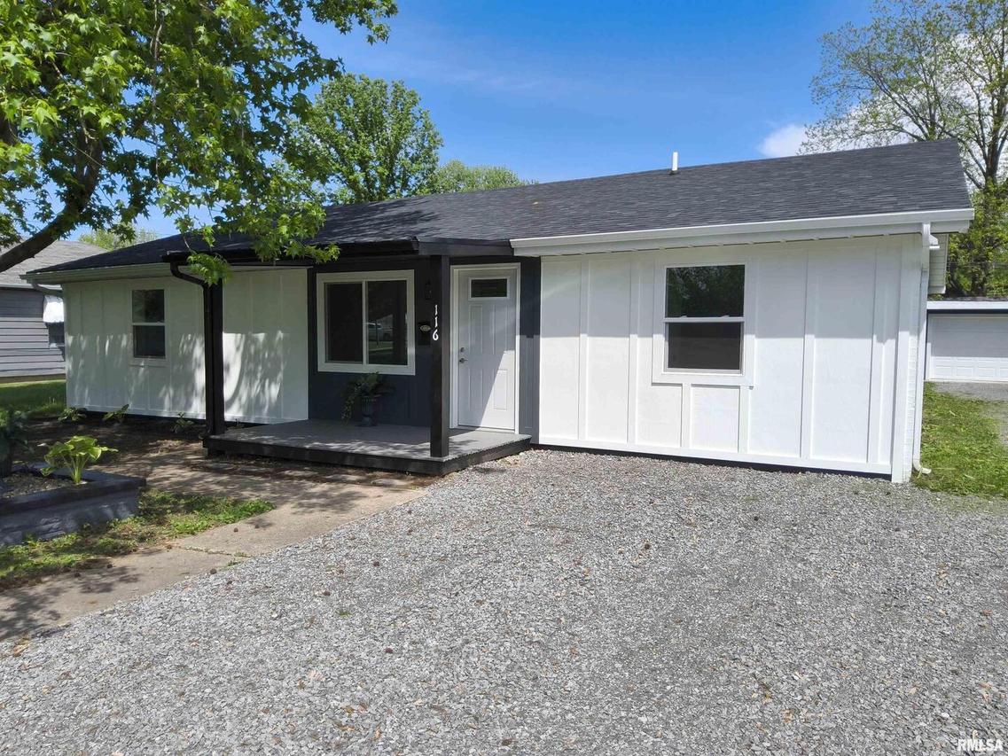 116 Ballantine St., Duquoin, IL