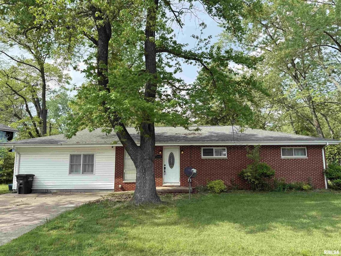 2000 W Gray Dr., Carbondale, IL 62901