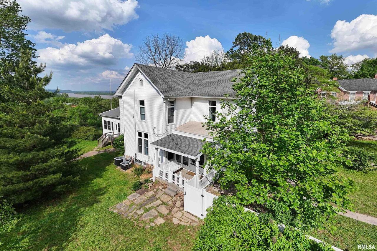 213 E Chatham St., Golconda, IL 62938