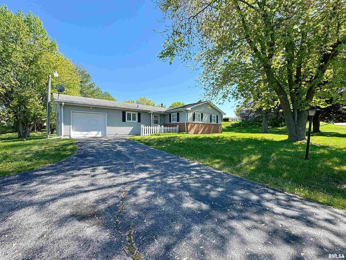 8405 Ridgewood Rd., Rock Island, IL