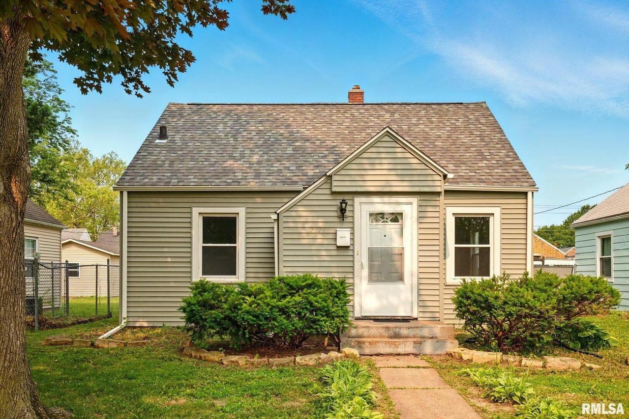 2121 4th St., Moline, IL 61265
