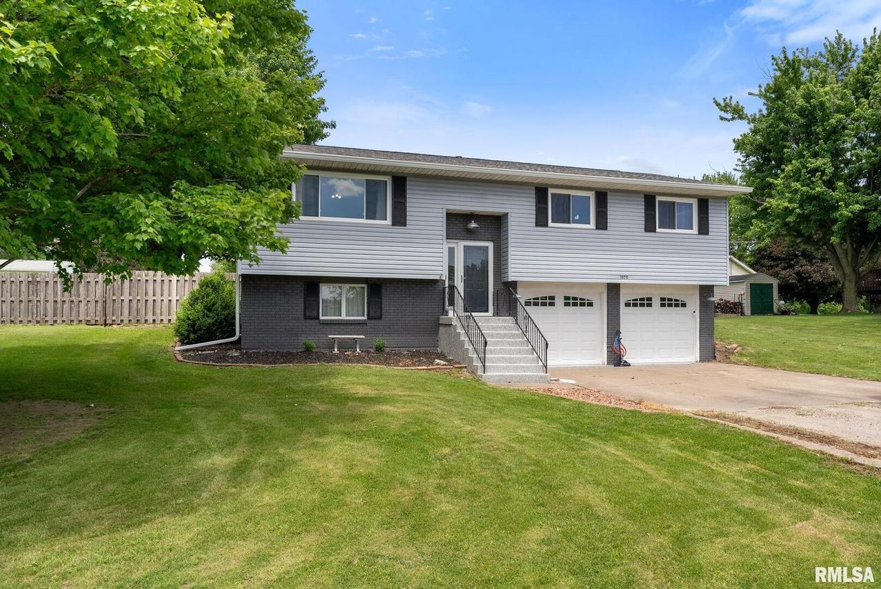 1409 10th Ave., Viola, IL 61486