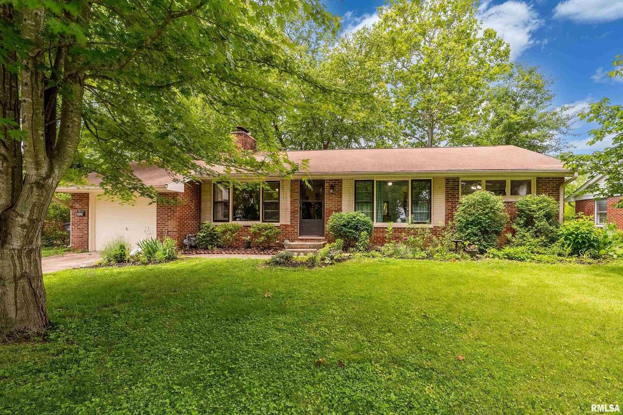 1002 S Skyline Dr., Carbondale, IL 62901