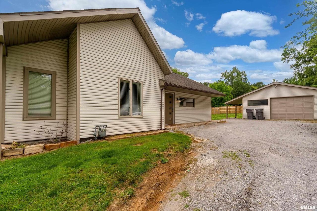 611 E Grand Ave., Carterville, IL 62918