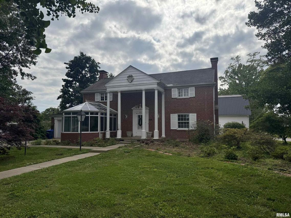 215 3rd St., Carmi, IL 62821