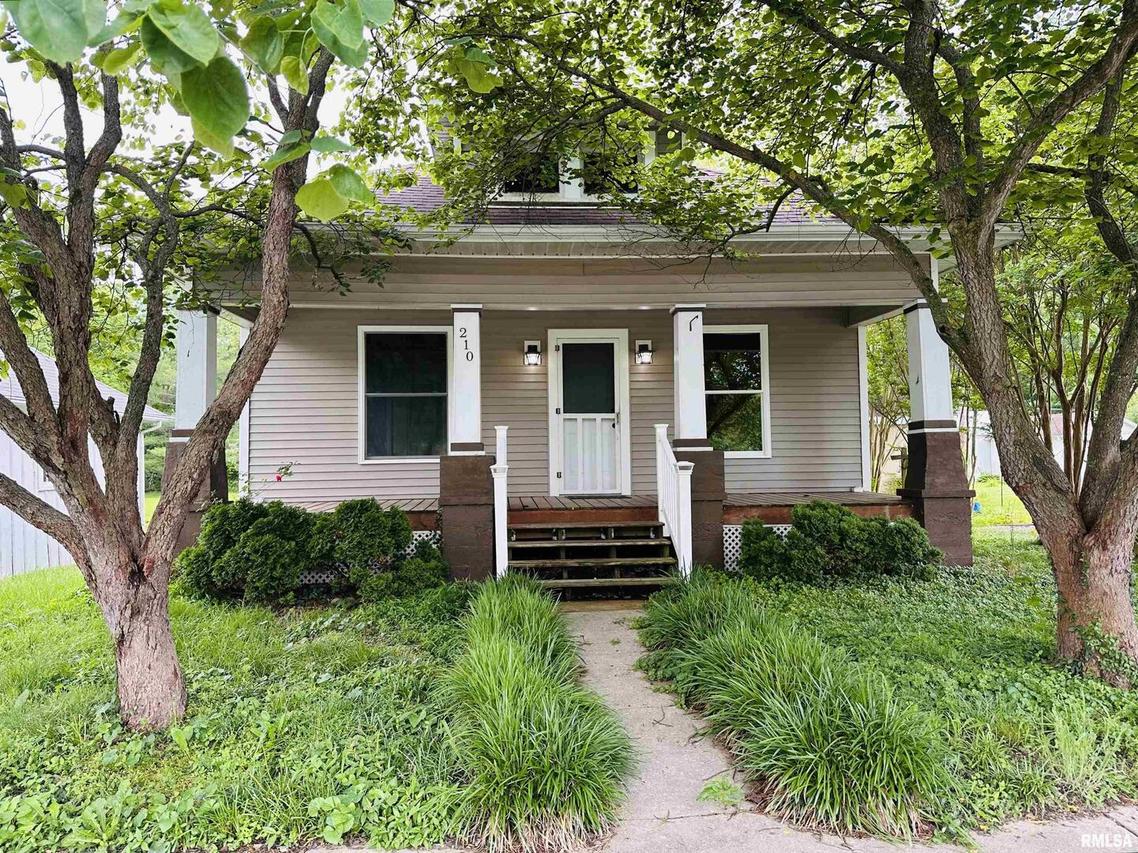 210 SE Front St., Dongola, IL 62926