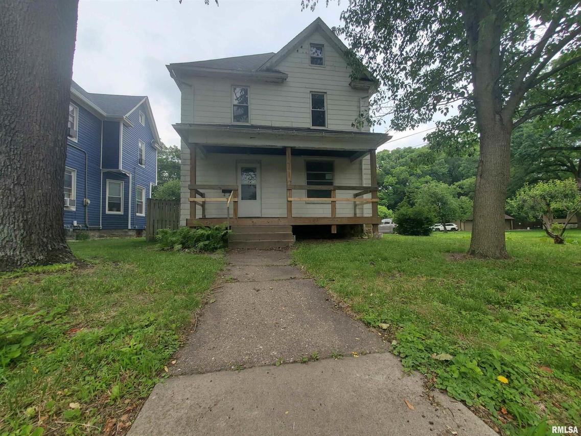 712 3rd St. #A, Moline, IL 61265