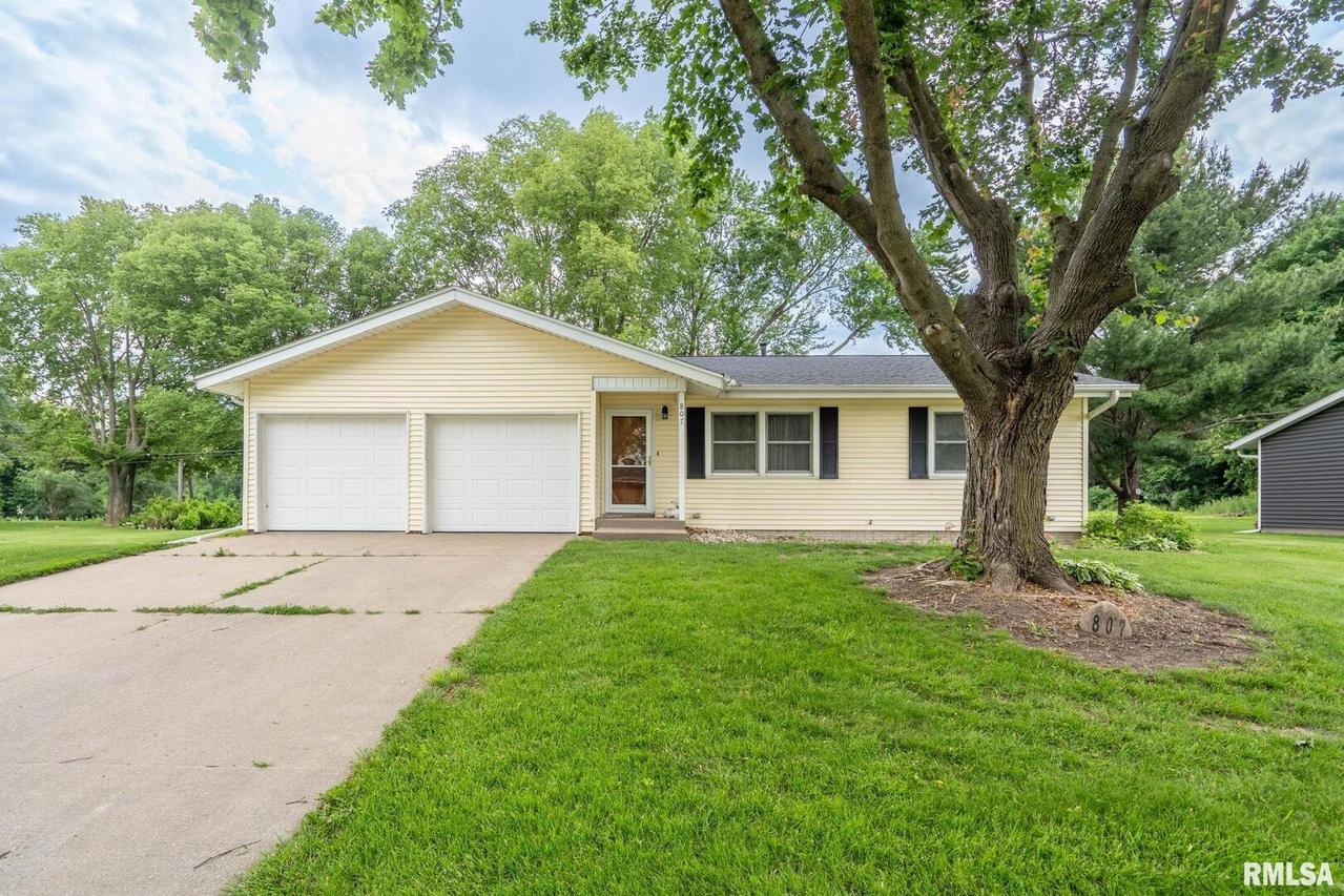 807 18th St., Rapids City, IL 61278