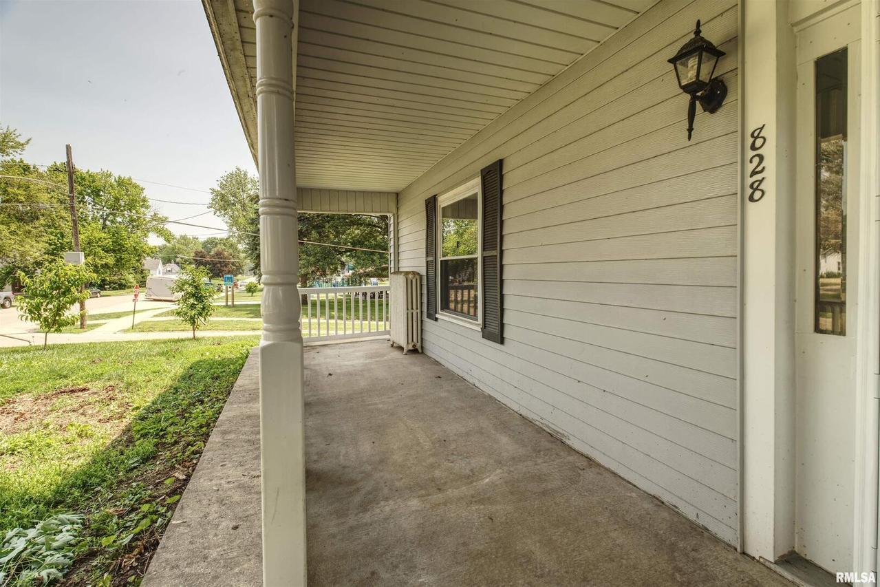 828 10th Ave., Fulton, IL 61252