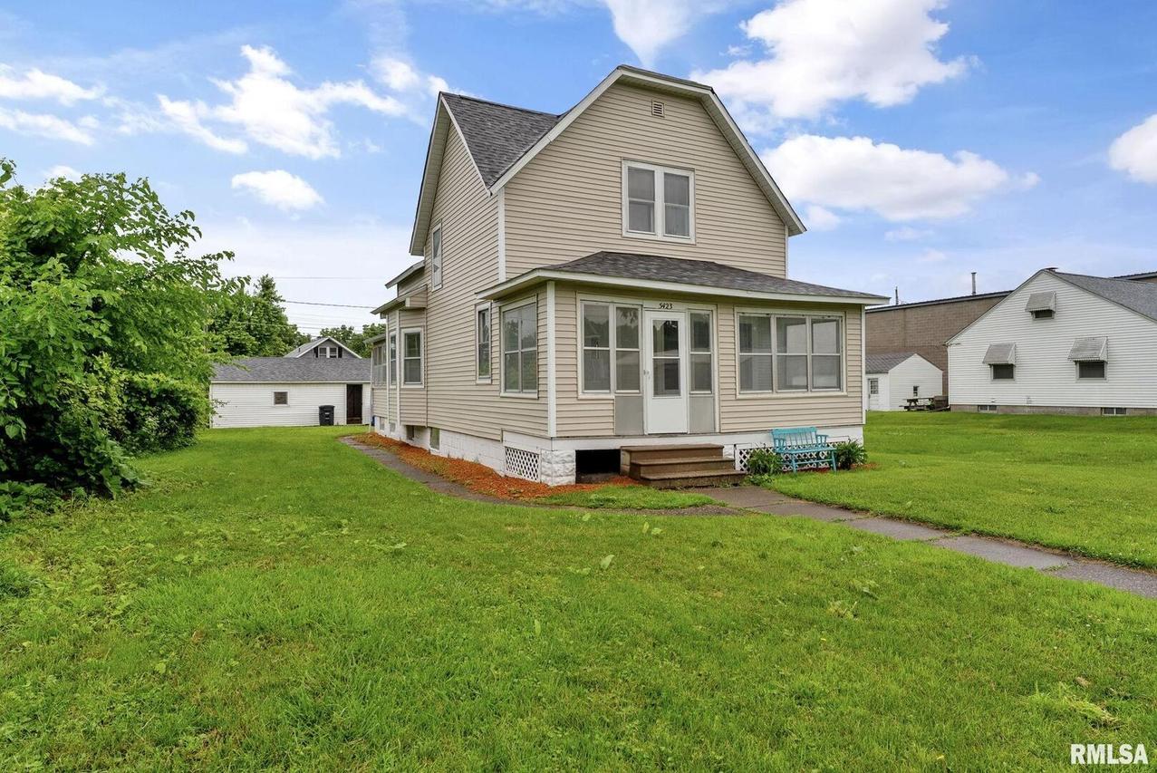 5423 3rd Ave., Moline, IL 61265