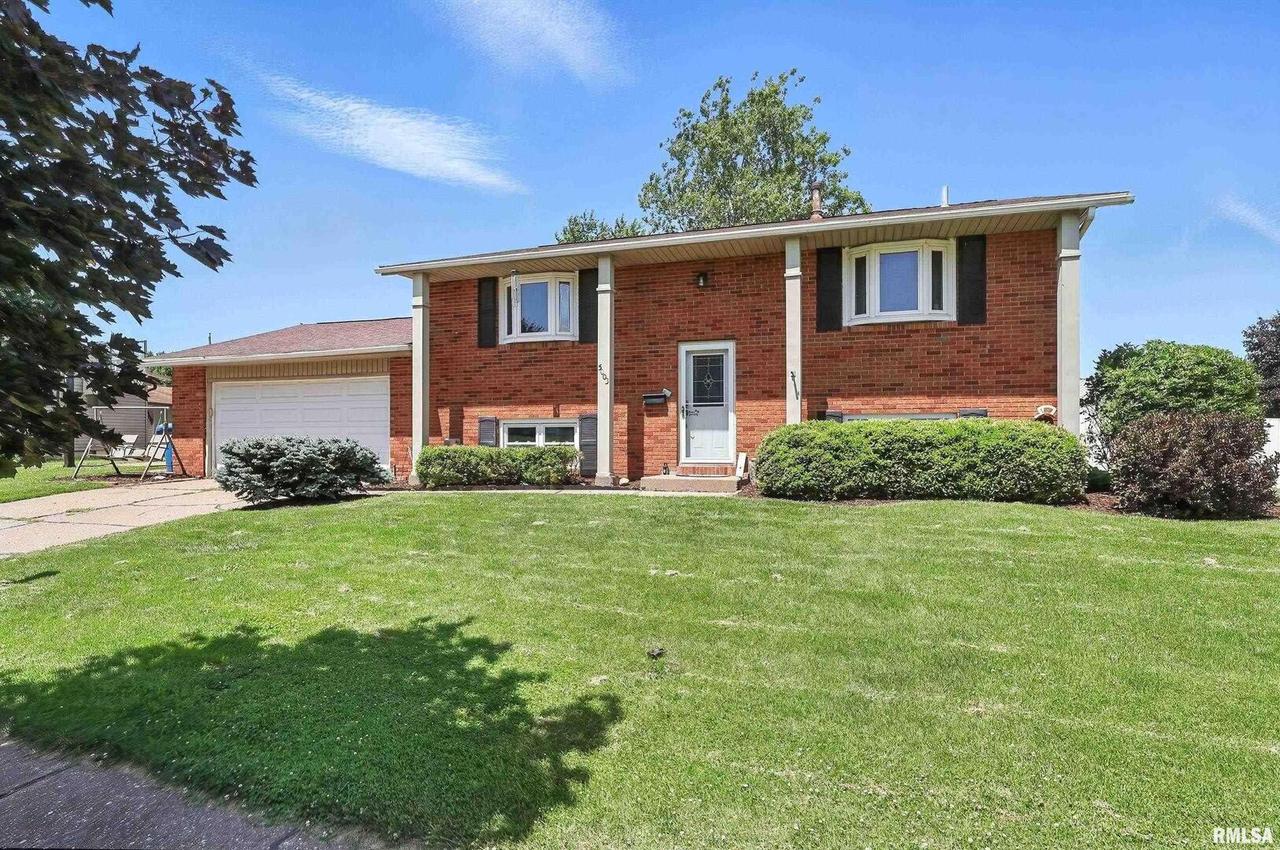 5003 49 Street Ct., Moline, IL 61265