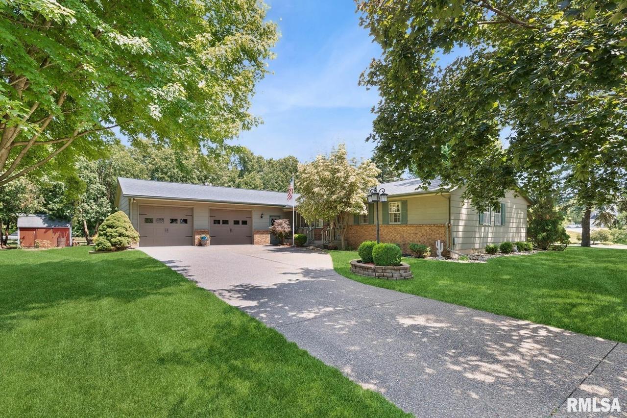 1 Pine Ridge Ln., Geneseo, IL 61254