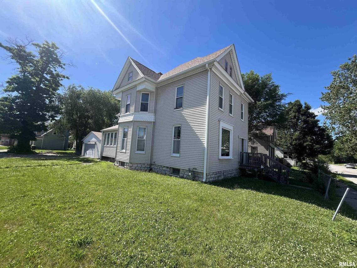 828 15th St., Rock Island, IL 61201